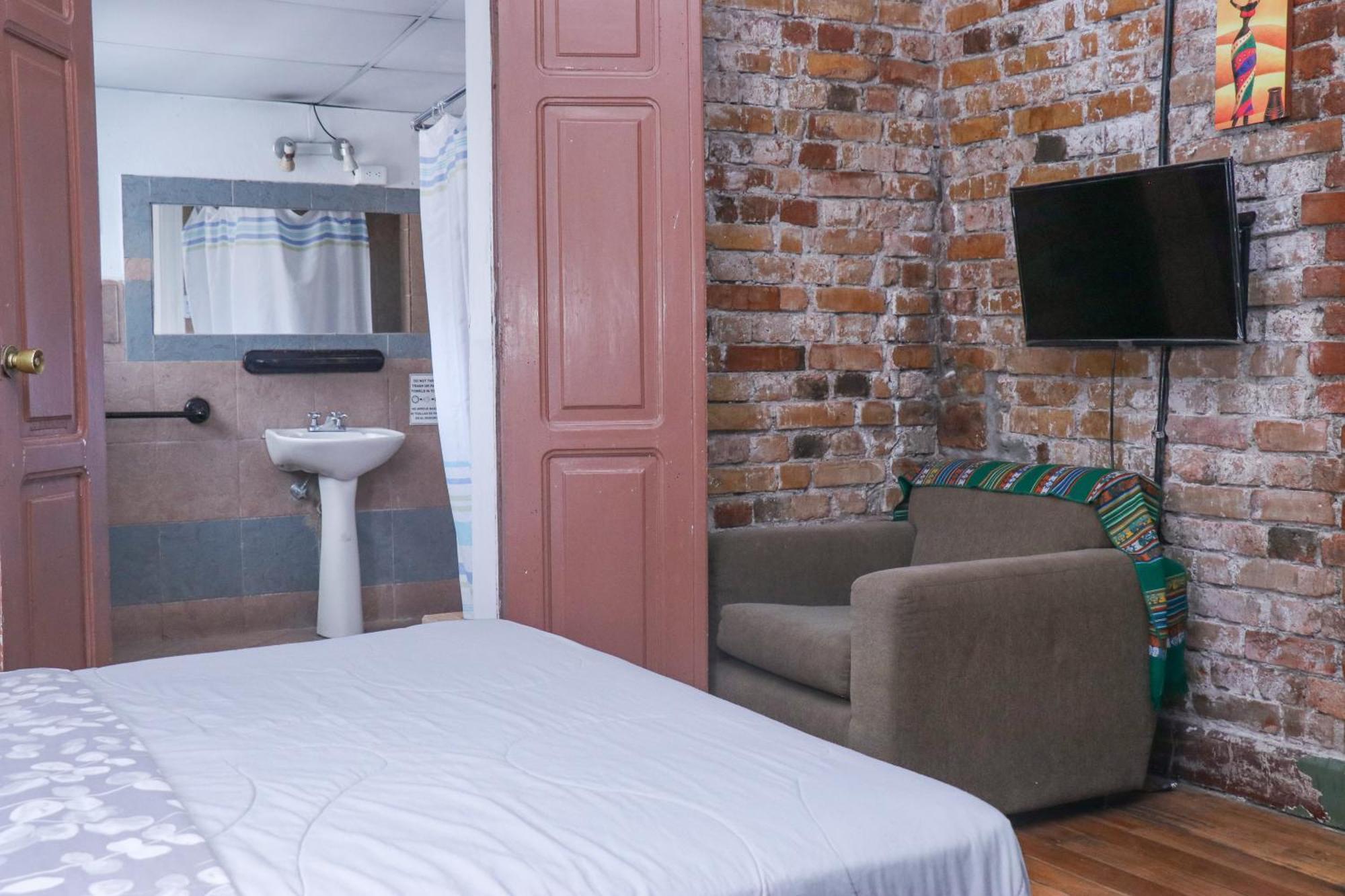 Blue House Youth Hostel Кито Экстерьер фото