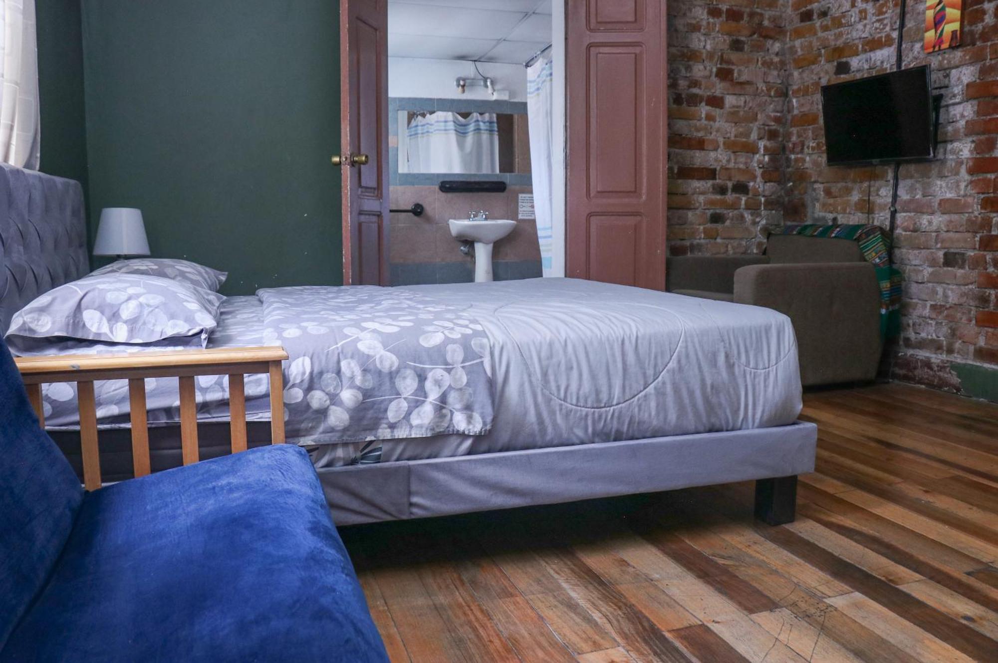 Blue House Youth Hostel Кито Экстерьер фото